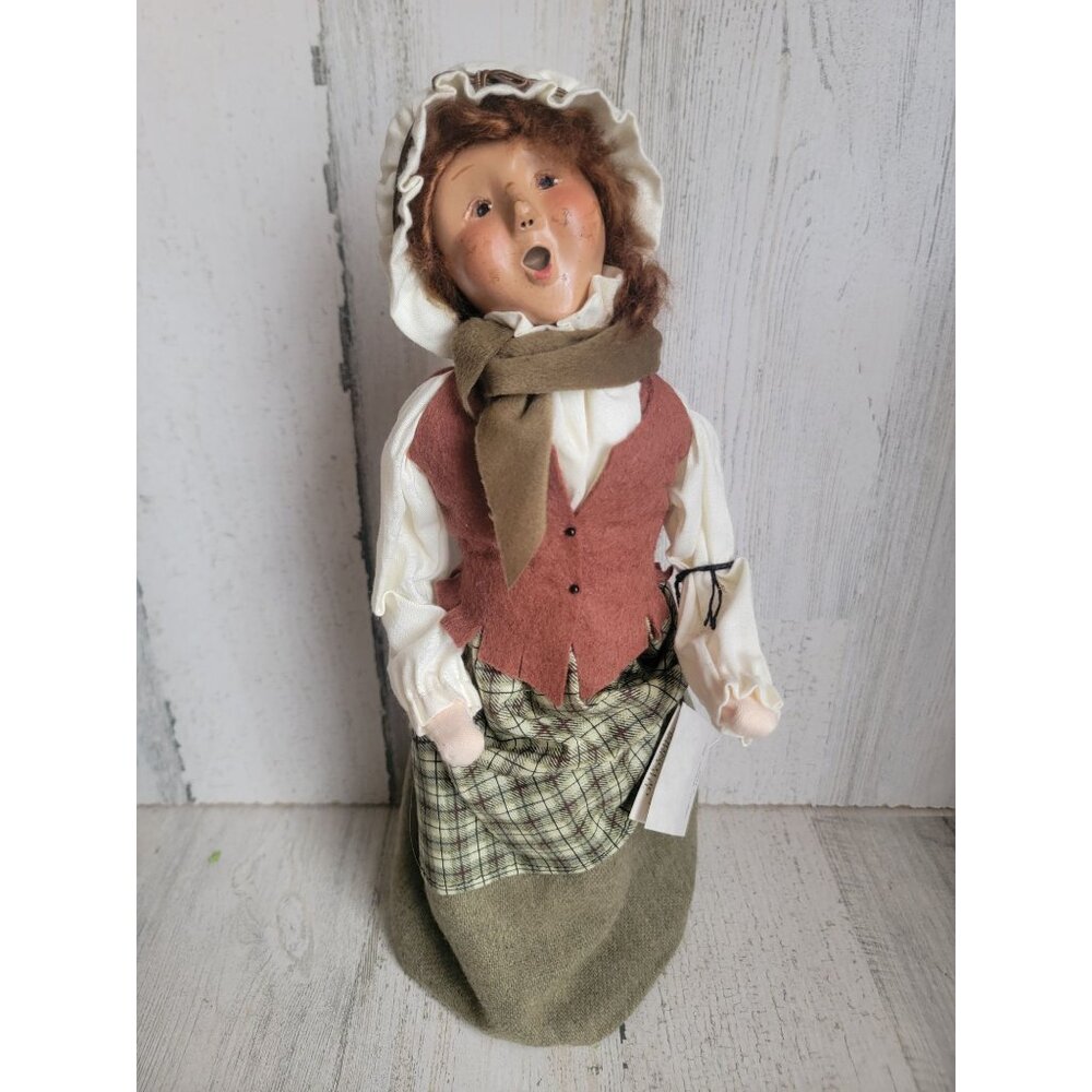 Byer's Choice cry‎ of London British woman caroler Xmas decor